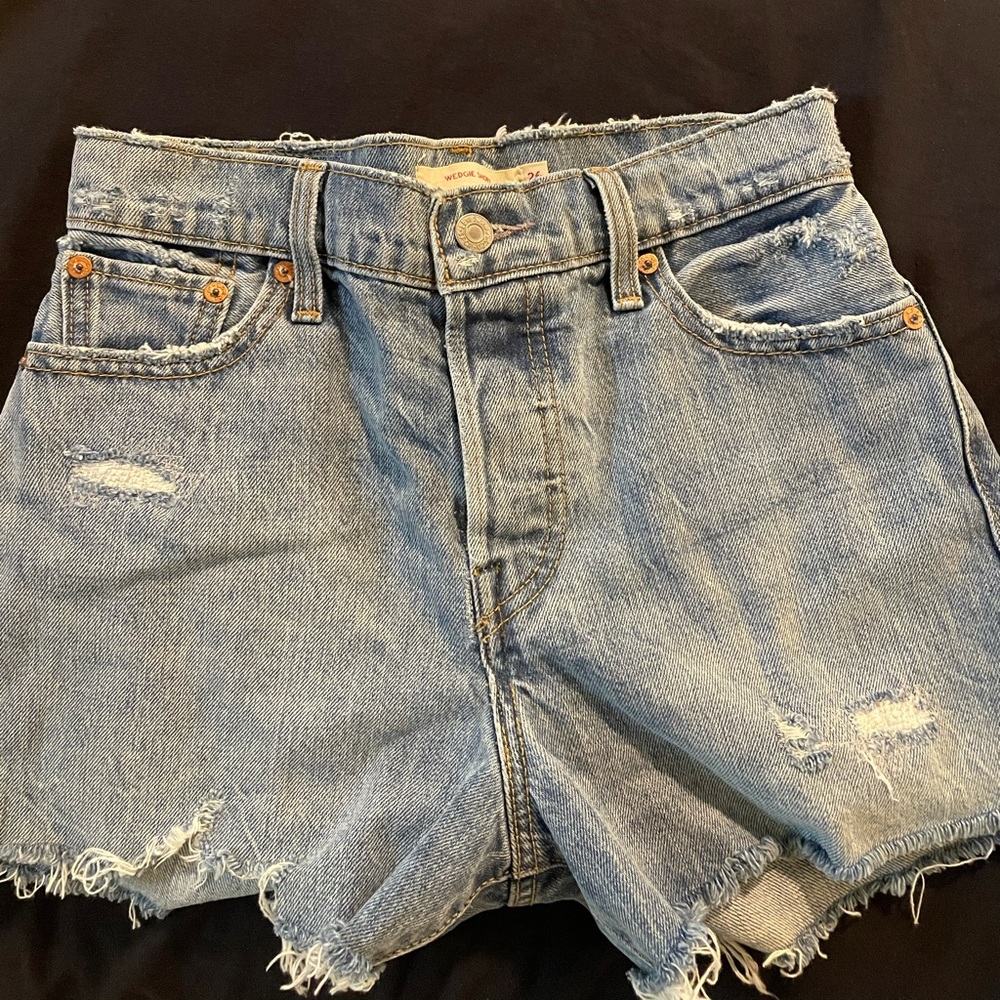 Levi distressed light wash wedgie short size 26